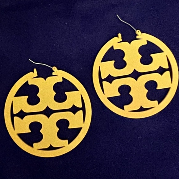 🆕Tory Burch Authentic Yellow Double T Matte Painted Large Hoop Earrings - Picture 10 of 11